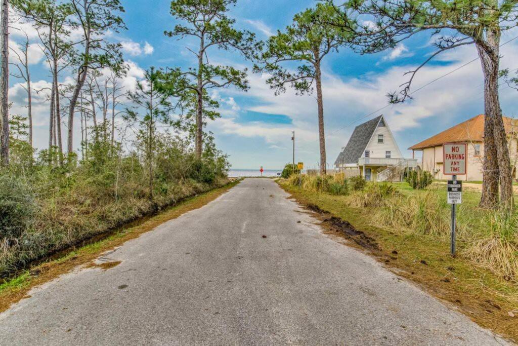 Woodsy Retreat, Steps To Bay - Hot Tub! Gulf Breeze Exterior foto