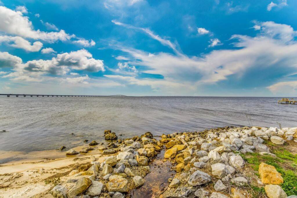 Woodsy Retreat, Steps To Bay - Hot Tub! Gulf Breeze Exterior foto